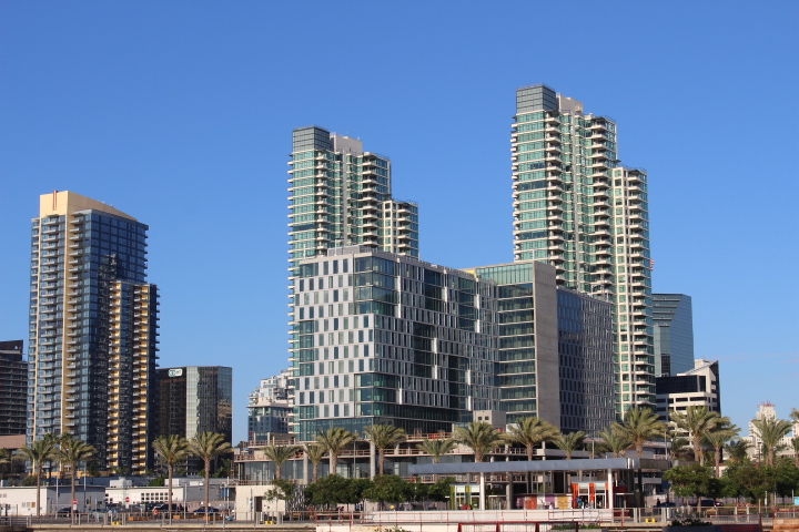 Blick auf San Diegos Skyline vom Hafen aus